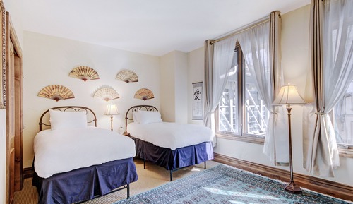 Room, 3 Bedrooms (Residence)