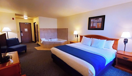 1 King Bed Nonsmoking with Hot Tub