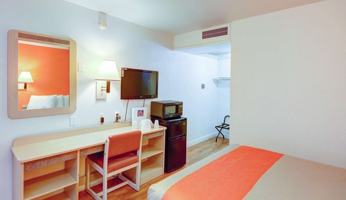 Deluxe Room, 1 Queen Bed, Non Smoking, Refrigerator & Microwave