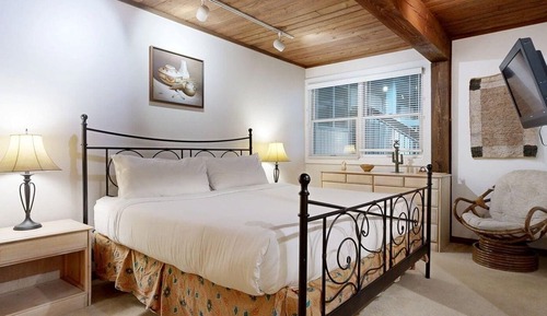 Condo, 2 Bedrooms (Summit 202)