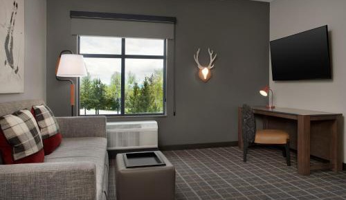 One-Bedroom Queen Suite with Mountain View