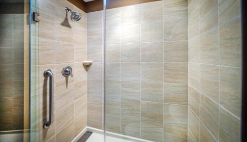 King Room with Roll in Shower - Hearing Accessible/Non-Smoking 