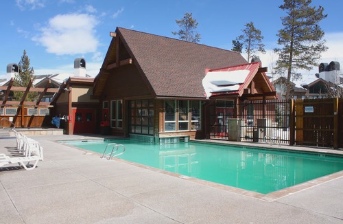 Four O'Clock Apartment | Great Ski-In Studio, 200 Steps to Ski Lift, 5min. Walk To Main St.