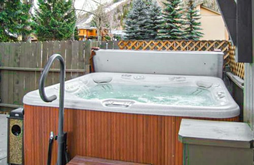 West End Cabin | Main Street gem - pool & hot tub - walk to lifts, dog-friendly, balcony