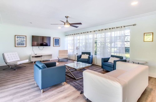 Hollywood Lakes Villa | Chateau Hollywood Luxury Home & Pool near Hollywood Broadwalk