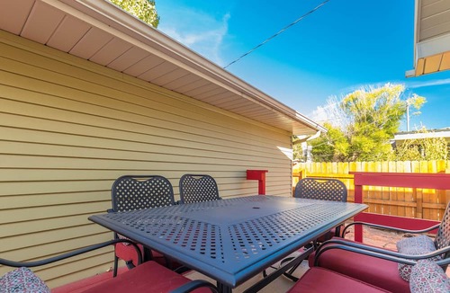 Fruita House | Peach House III: Dog Friendly & Stocked Kitchen!