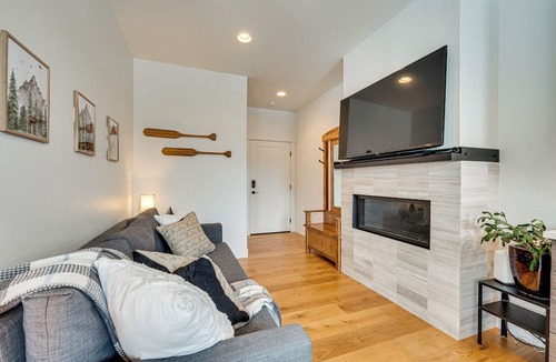 Grand Lake Apartment | 2 Mi to Rmnp: Mtn-view Grand Lake Loft!