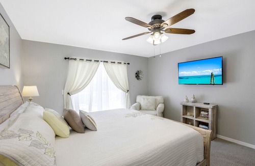 Marco Island Cottage | Beautiful 3 bedroom, 2 bathroom home near free beach entrance.