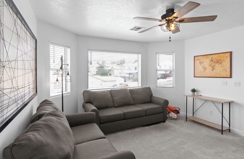La Verkin House | 5BR Zion Retreat: 2Kitchens, FirePit, Mural & More