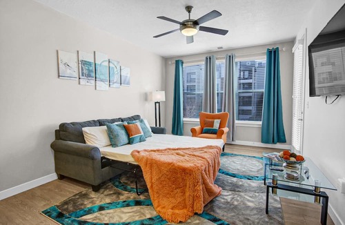 Draper Apartment | Stylish Apartment - Hottub/Parking/Gym/FastWifi/PetFriendly/Coffee Provided