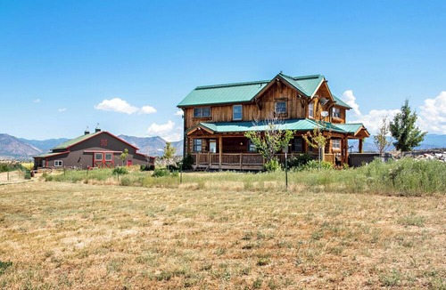 Silt House | Hilltop haven with 360º views, hot tub, fireplace
