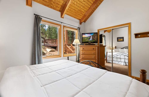 Fall River Estates Condo | Cozy Riverfront Suite Near RMNP River Views