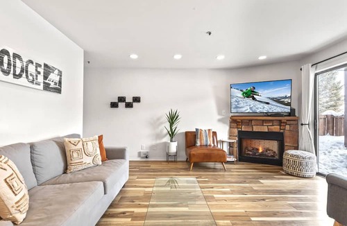 Kimball Junction Condo | Moose Mgmt at Powderwood 12N: King Bed-Pool-BBQ & Picnic area