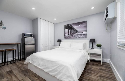 Hollywood Apartment | Shell on the Beach #106