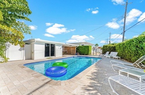 Lauderdale-by-the-Sea Apartment | Indulge in a comfortable and newly renovated studio that’s just a 2-3 minute walk to the beach!