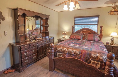 Brooksville House | Private 1.5 Acre Fenced Dog Haven: Near Croom/ATV Trails, Golf, and Disc Golf!