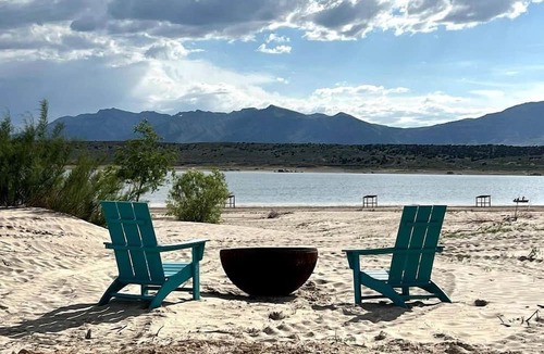Levan House | Romantic Airstream on Yuba Lake with Breathtaking Views to Reconnect with Nature in Utah