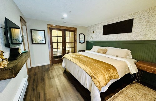 Woodland Park Apartment | Vintage Velvet Haven - newly added hot tub!