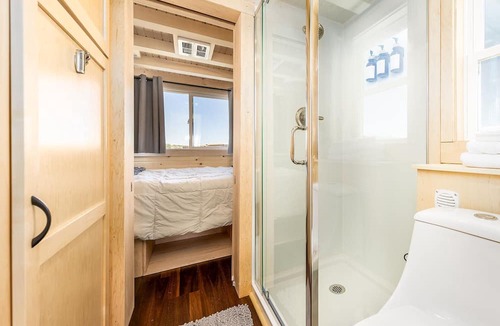 Montrose Cabin | Luxury Tiny Home/Base Camp to Ouray, Telluride/3 Queen beds/Washer & Dryer/Smart TV/Hot Tub Access/Patio w/Mountain Views/Fire Pit/11 mi to Airport
