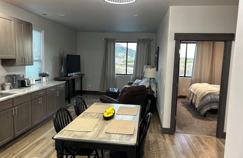 Palmer Lake Apartment | Charming Palmer Lake Loft: 1-bdrm LOFT, full bath, kitchen, smart TV, WiFi, AC