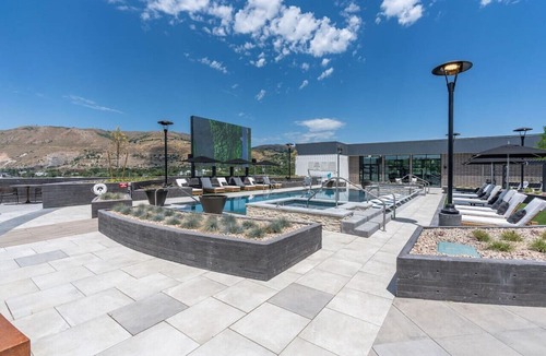 Downtown Salt Lake City Apartment | Amazing Deluxe 2BR Pool/Gym/Htub