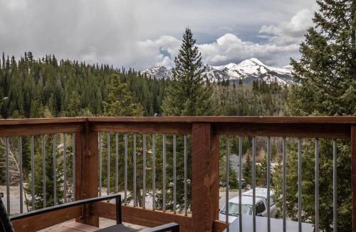 Dunkin Hill House | 3BR with Mountain Views on FREE Bus Line