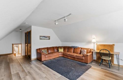 Christie Heights House | 9 BDR Close to Main Street with Secluded Hot Tub
