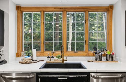 Christie Heights House | 9 BDR Close to Main Street with Secluded Hot Tub