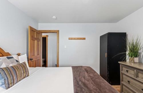 Christie Heights House | 9 BDR Close to Main Street with Secluded Hot Tub