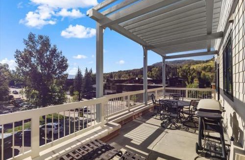 Downtown Steamboat Springs House | Sleek Mountain Retreat - Downtown - Summer AC