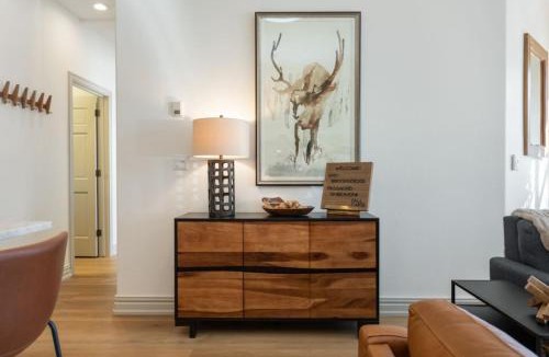 Avon House | Lodge at Brookside 202 2BR Pool Walk to Bus