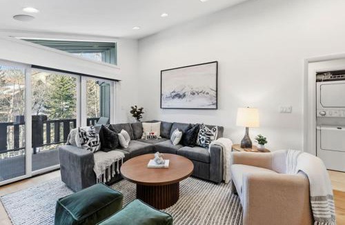 Vail House | Remodeled 2BR Condo Walk to Lionshead Village