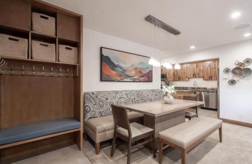 Aspen House | New Listing 3 BR 3 BA Aspen Condo near Gondola