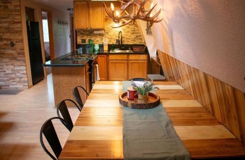 Meadow View Heights House | Covered Hot Tub Getaway Sleeps 9
