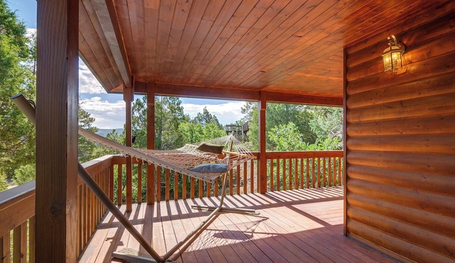 Alton Cabin w/Deck ~ 2 Mi to Dixie Nat'l Forest!