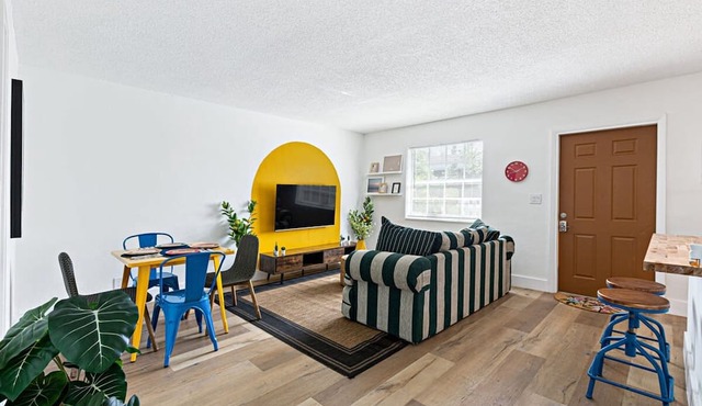 Lovely 2 BR Condo in Sailboat Bend
