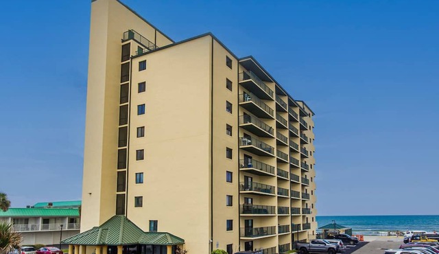 Top Floor Oceanfront Condo w Pool Beach Access
