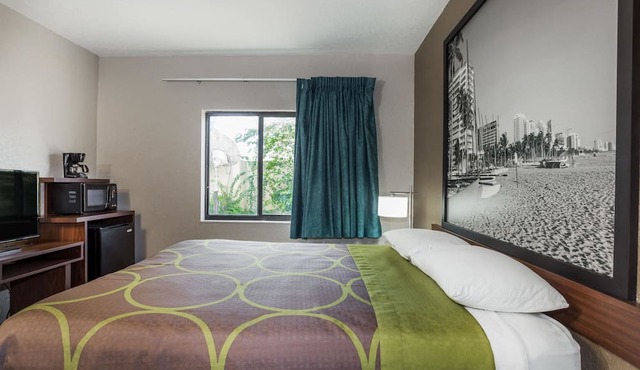 Super 8 by Wyndham Pompano Beach