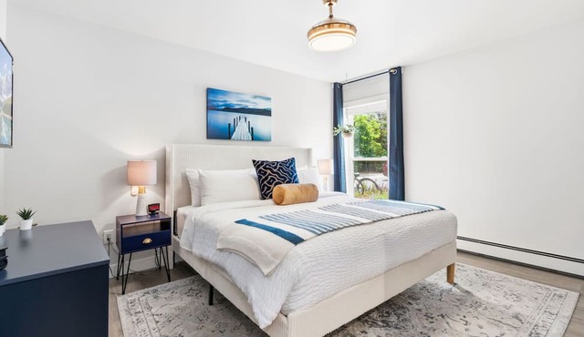 Coastal Comfort Steps From Csu, Pool, Gym, Sauna