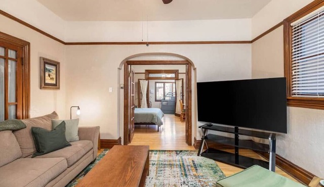 The Emerald Cabin - Historic Downtown Avenues Apt