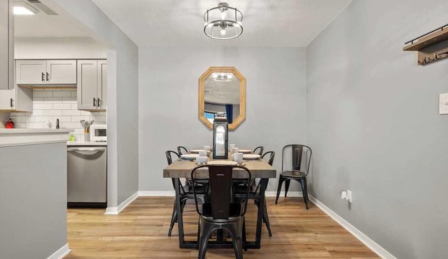 2 bed/2 bath condo * Balcony * King Bed