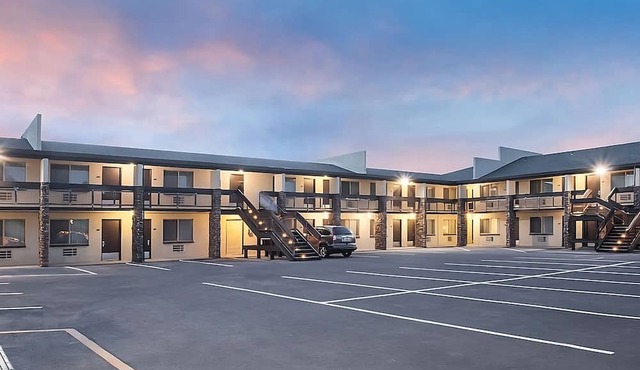 Welcome to Paradise! 2 Relaxing Units with Free Parking! Outdoor Pool, Hot Tub