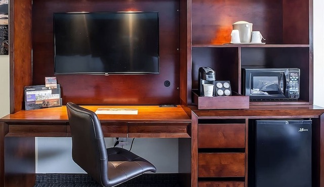Enjoy a Hassle-Free and Suiting Stay! Free Parking, Outdoor Pool, Hot Tub
