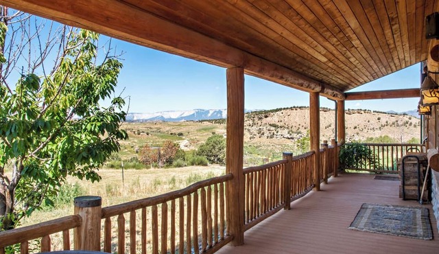 Hilltop haven with 360º views, hot tub, fireplace