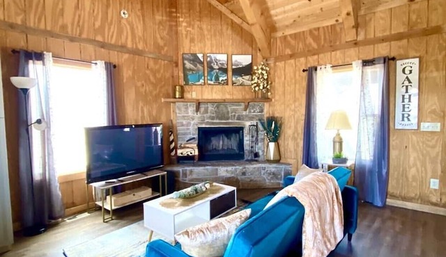 GLAMOROUS Stylish cabin💫 over 2 acres, beautiful views, sleeps 8, washer & dryer