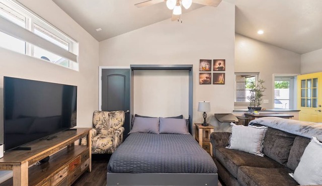 Best Downtown Getaway 4 blocks from main street food bars and shopping