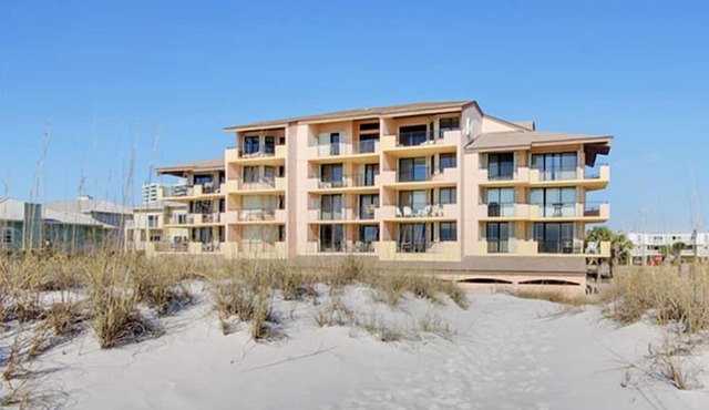 Great Location Right on the Water – Large Community Pool!