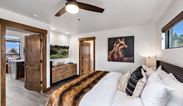 Slice of Heaven just steps from Lake Estes! Indoor/Outdoor Fireplace and Jacuzzi in Estes Park
