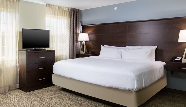 Free Breakfast Buffet & Pool Access. Near University of Colorado Hospital.