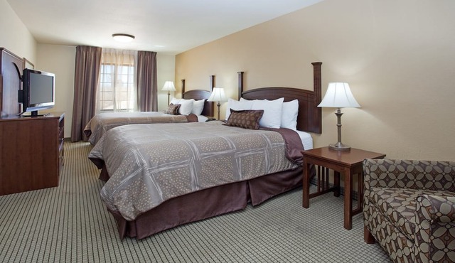 Lovely Suite! Free Breakfast Buffet. Pool, Hot Tub & Waterslide Access. Close to Salt Palace Convention Center!